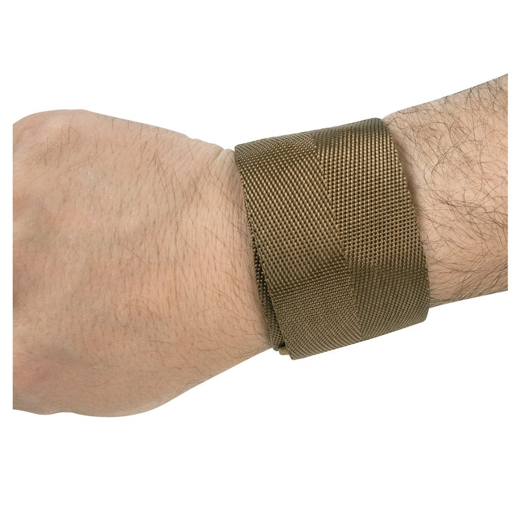 Correa COMMANDO de nylon coyote con solapa protectora y cierre de velcro