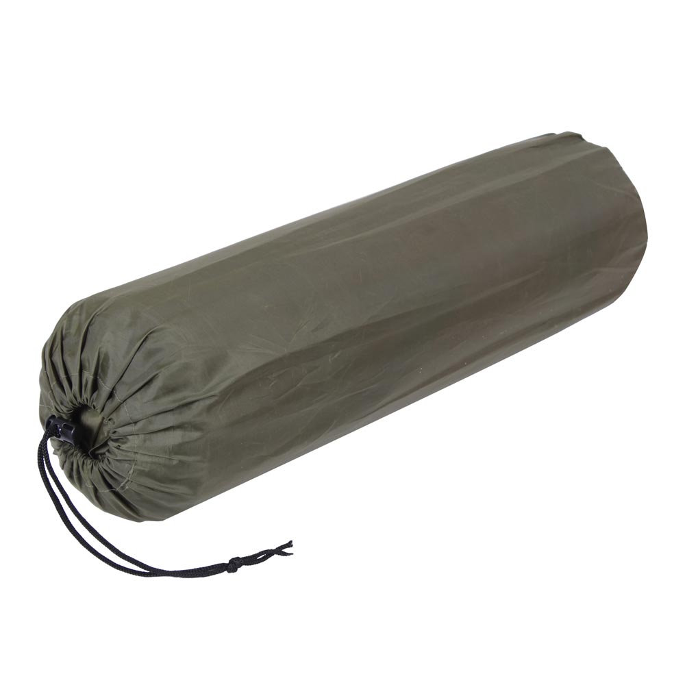 Colchoneta autoinflable verde desplegada con correas y hebilla