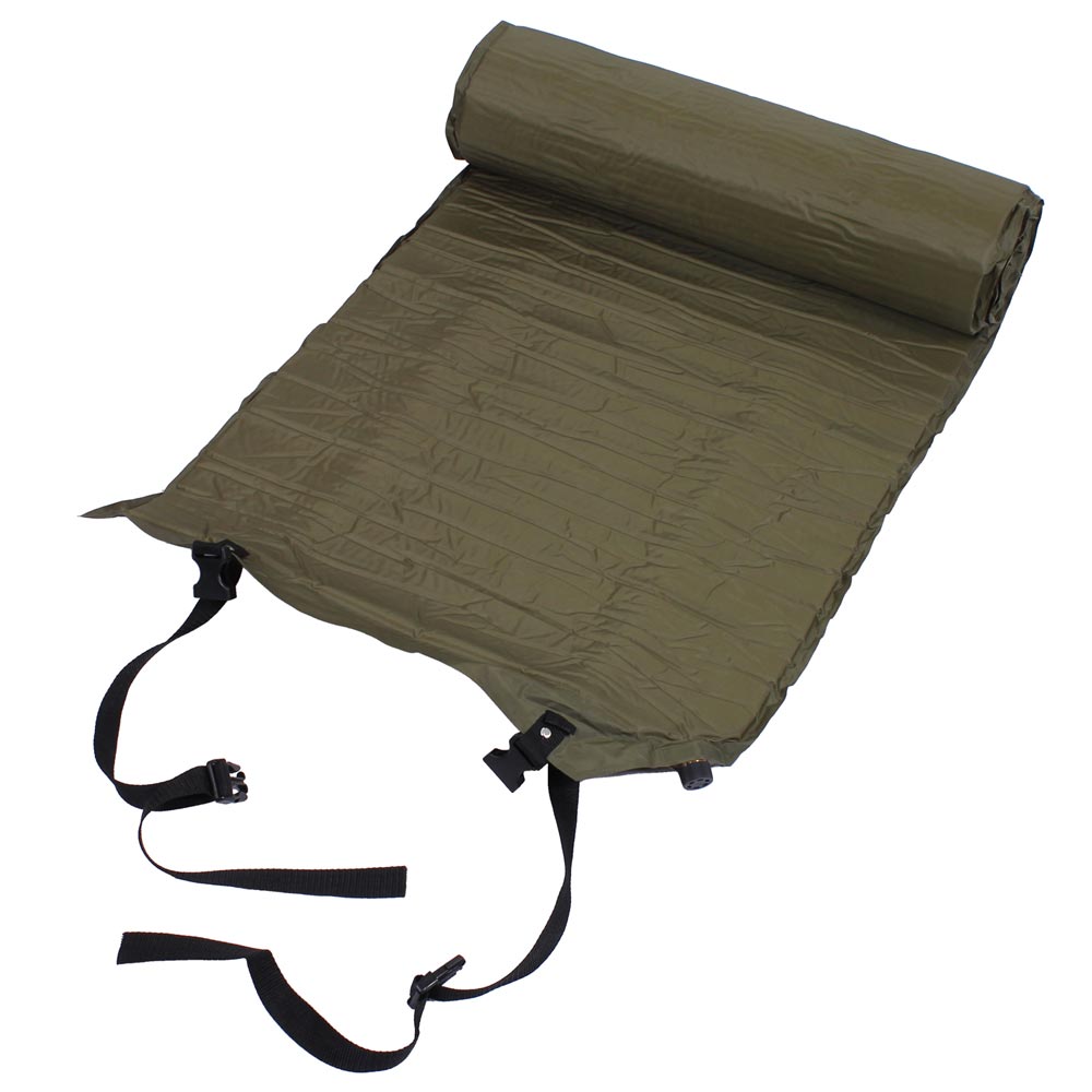 Colchoneta autoinflable verde desplegada con correas y hebilla