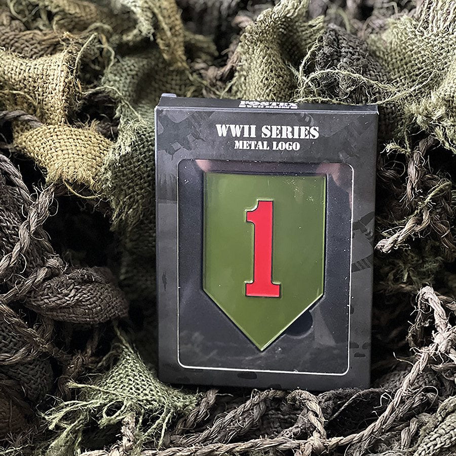 Insignia metálica US 1st Infantry Division en acero con adhesivo para fijación