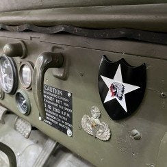 Insignia metálica US 2nd Infantry Division con adhesivo