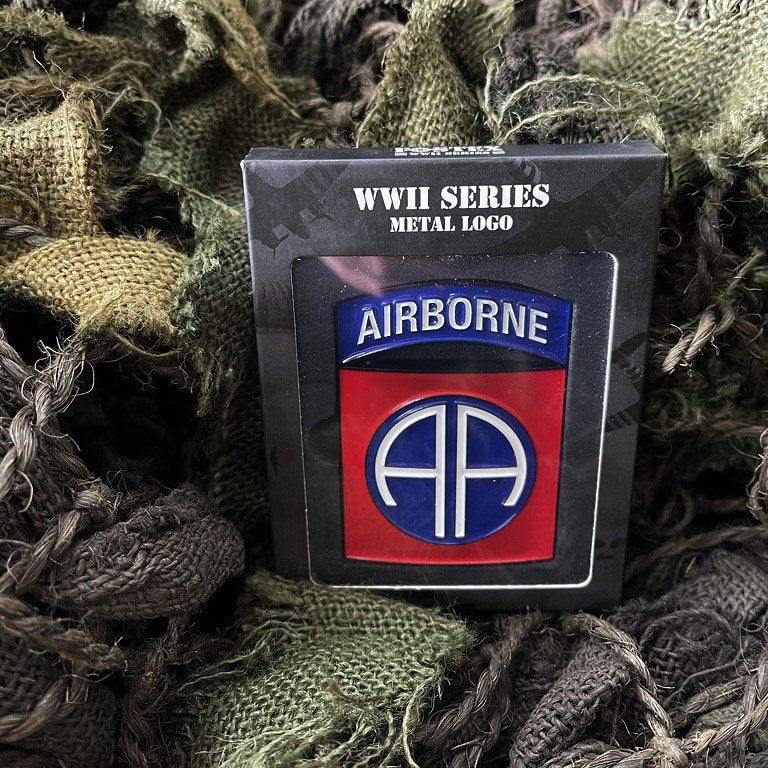 Insignia metálica de la 82nd Airborne Division sobre fondo blanco