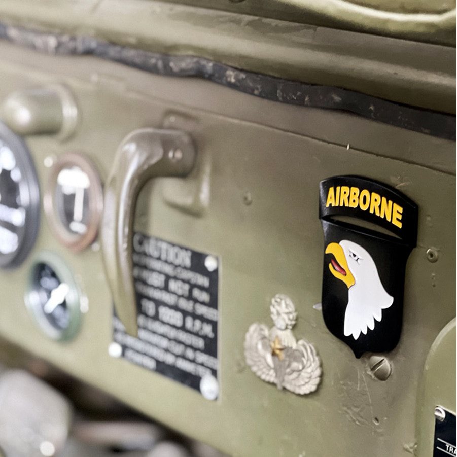 Insignia metálica 101st Airborne Division en acero con adhesivo