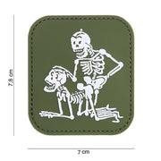 Parche plástico verde con dos calaveras y velcro 7x8 cm