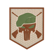 Parche 3D PVC COMMANDO PUNISHER color coyote con velcro, calavera con boina y fusiles sobre fondo hexagonal, 6,5 x 7,6 cm