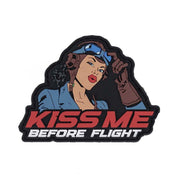 Parche 3D plástico 'KISS ME BEFORE FLIGHT' con velcro, motivo pilotka, 8,5 x 6,3 cm