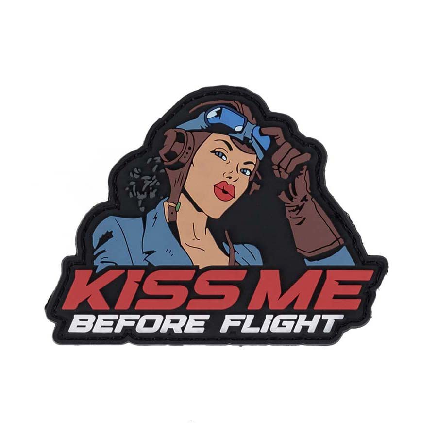 Parche 3D plástico 'KISS ME BEFORE FLIGHT' con velcro, motivo pilotka, 8,5 x 6,3 cm