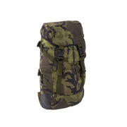 Mochila ACR TL-30 pequeña vz.95 patrón bosque, dañada con roturas en la base y correas rasgadas