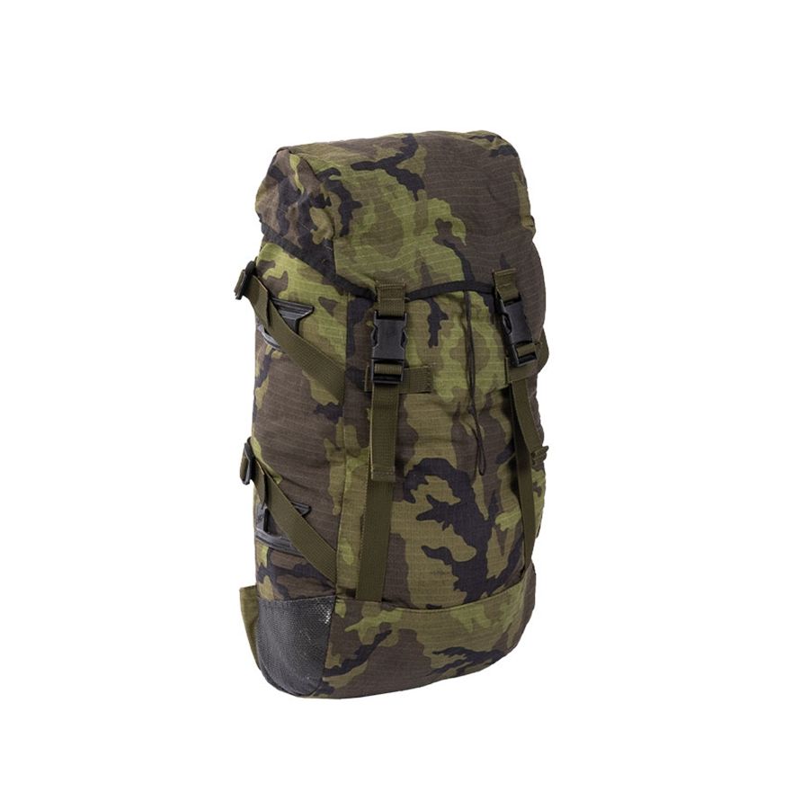 Mochila ACR TL-30 pequeña vz.95 patrón bosque, dañada con roturas en la base y correas rasgadas