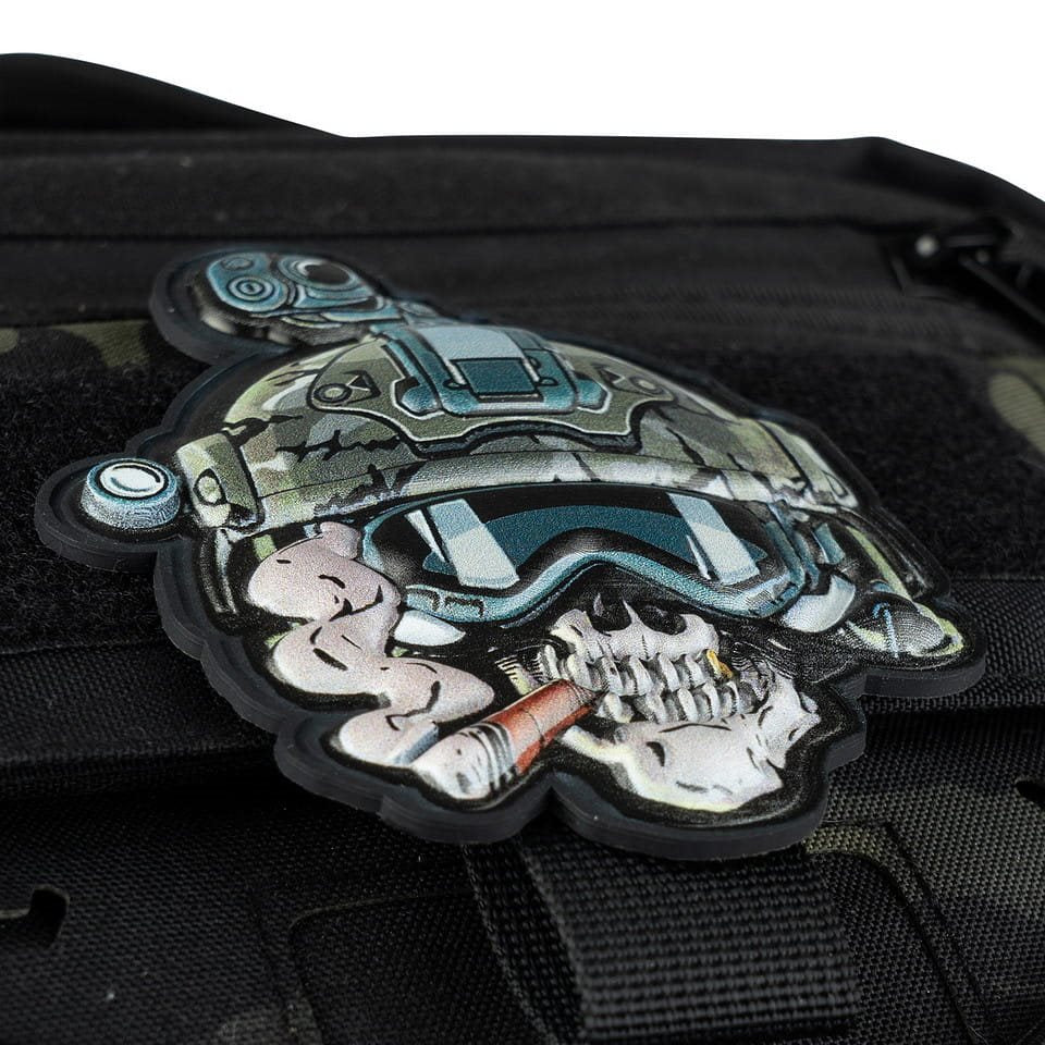 Parche 3D plástico calavera OPERATOR con velcro, aprox. 8,2 x 10,3 cm