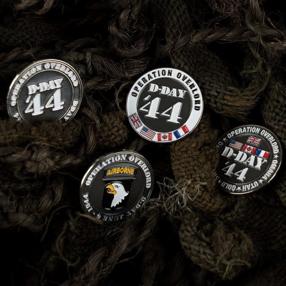 Insignia metálica D-DAY 44 con banderas aliadas, 3x3 cm, conmemorativa del desembarco de Normandía 1944