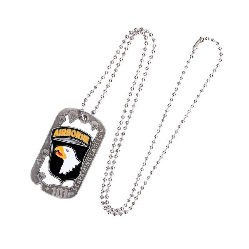 Colgante dog tag metálico con emblema 101st Airborne y cadena