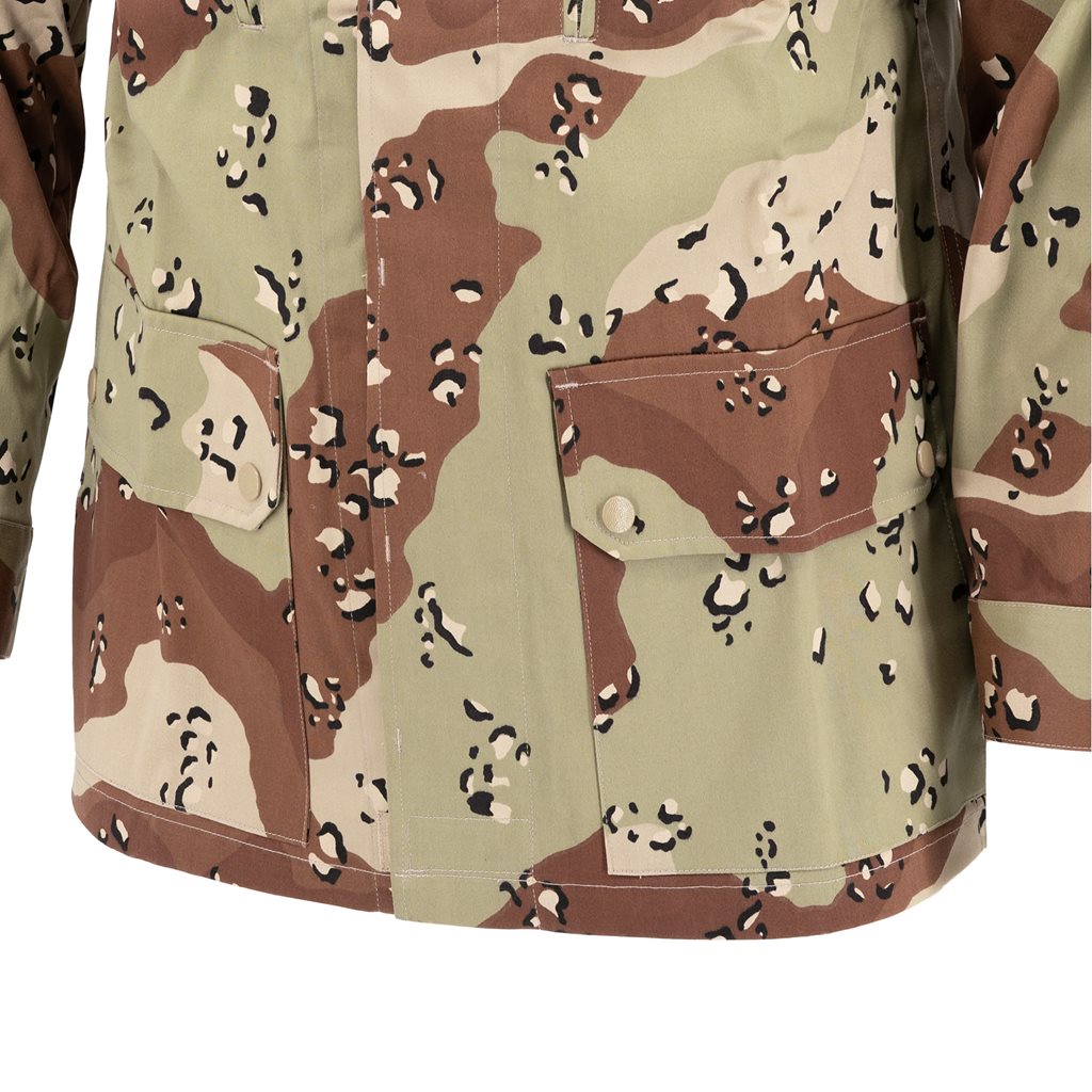 Blusa en patrón de camuflaje desértico