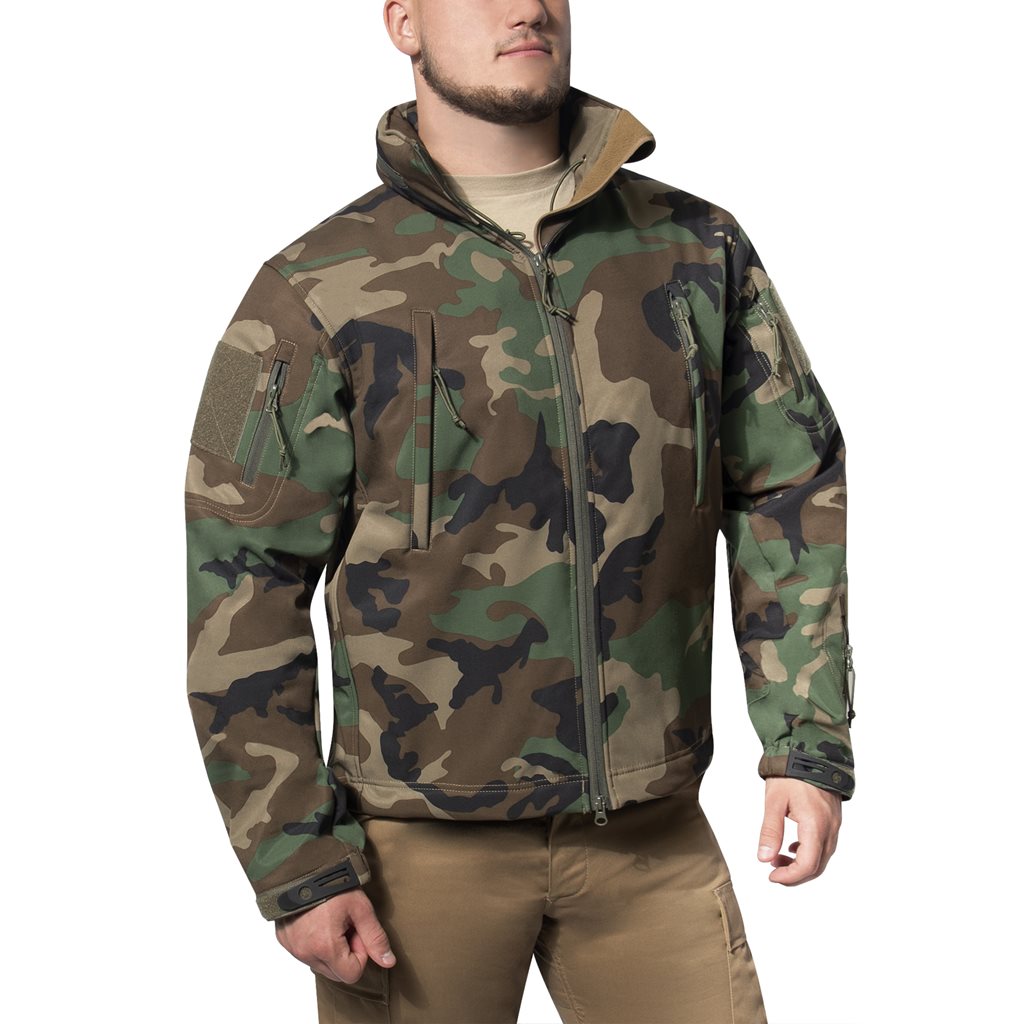 Chaqueta CONCEALED CARRY softshell Woodland con capucha, bolsillos interiores para cargadores