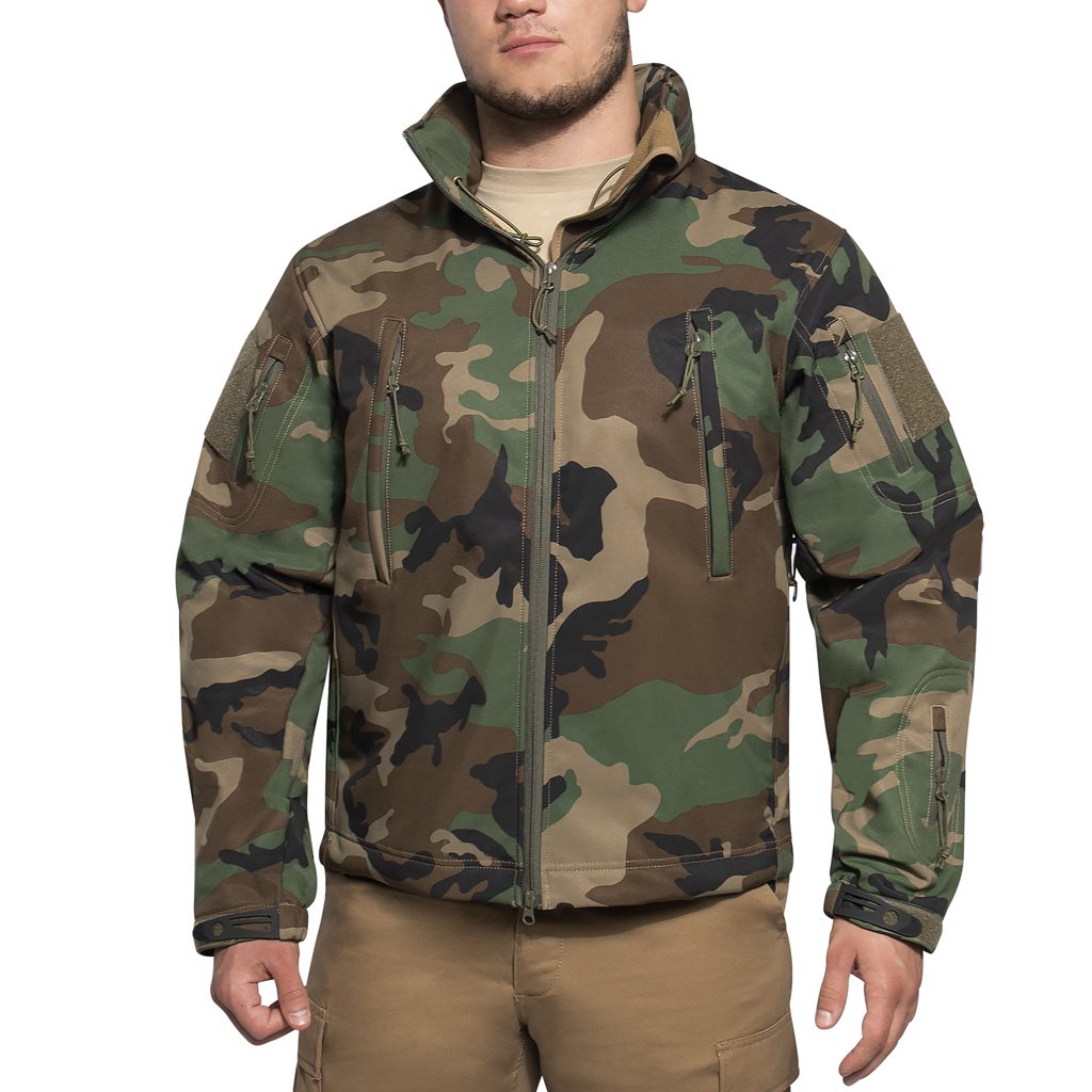 Chaqueta CONCEALED CARRY softshell Woodland con capucha, bolsillos interiores para cargadores
