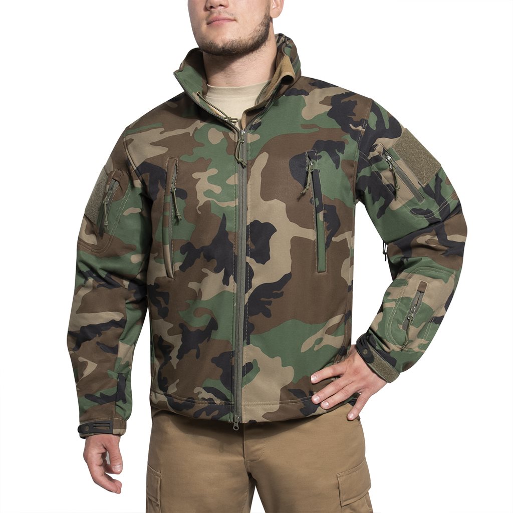 Chaqueta CONCEALED CARRY softshell Woodland con capucha, bolsillos interiores para cargadores