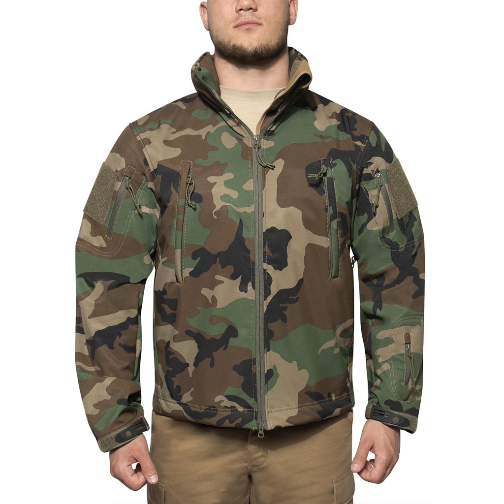 Chaqueta CONCEALED CARRY softshell Woodland con capucha, bolsillos interiores para cargadores