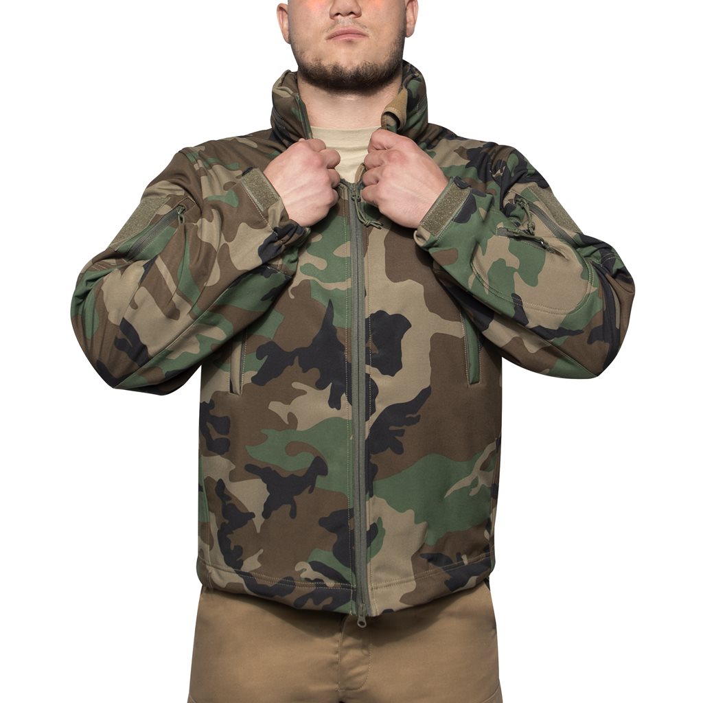 Chaqueta CONCEALED CARRY softshell Woodland con capucha, bolsillos interiores para cargadores