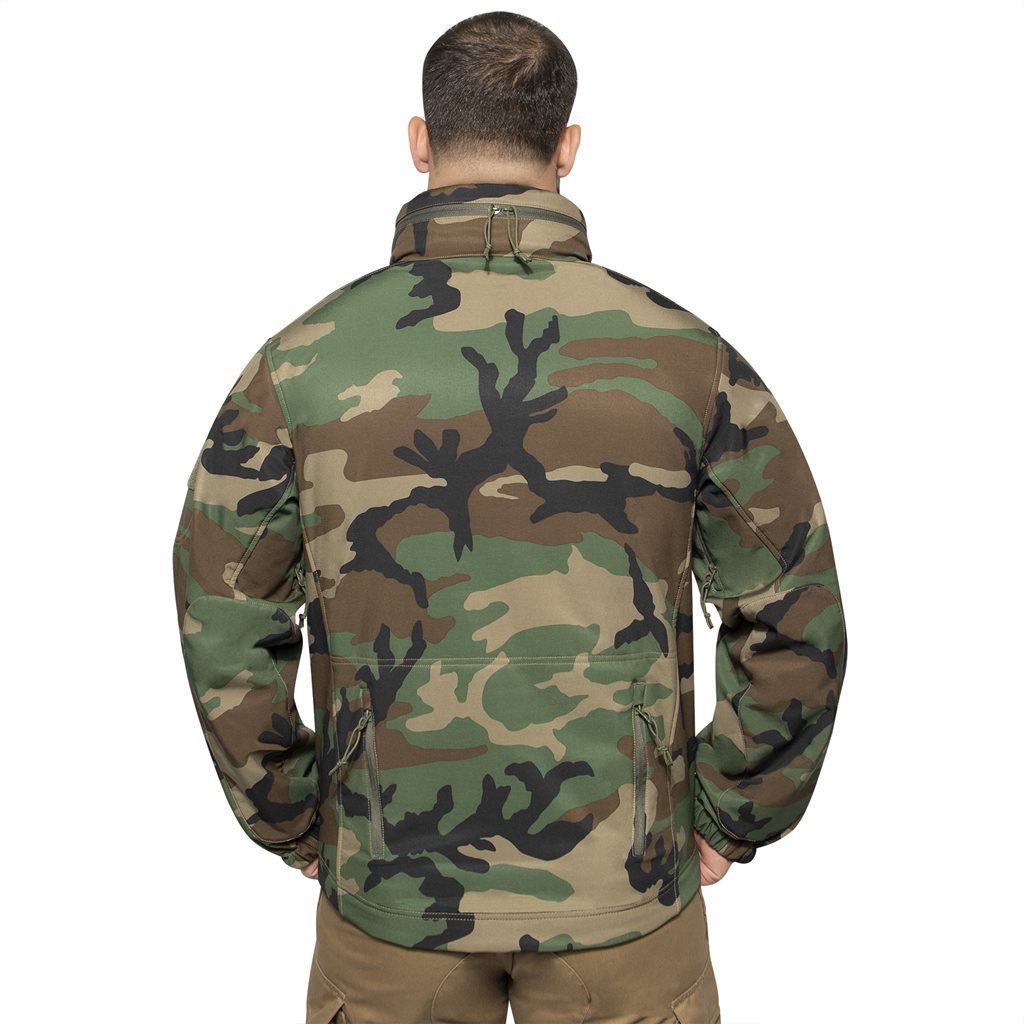 Chaqueta CONCEALED CARRY softshell Woodland con capucha, bolsillos interiores para cargadores