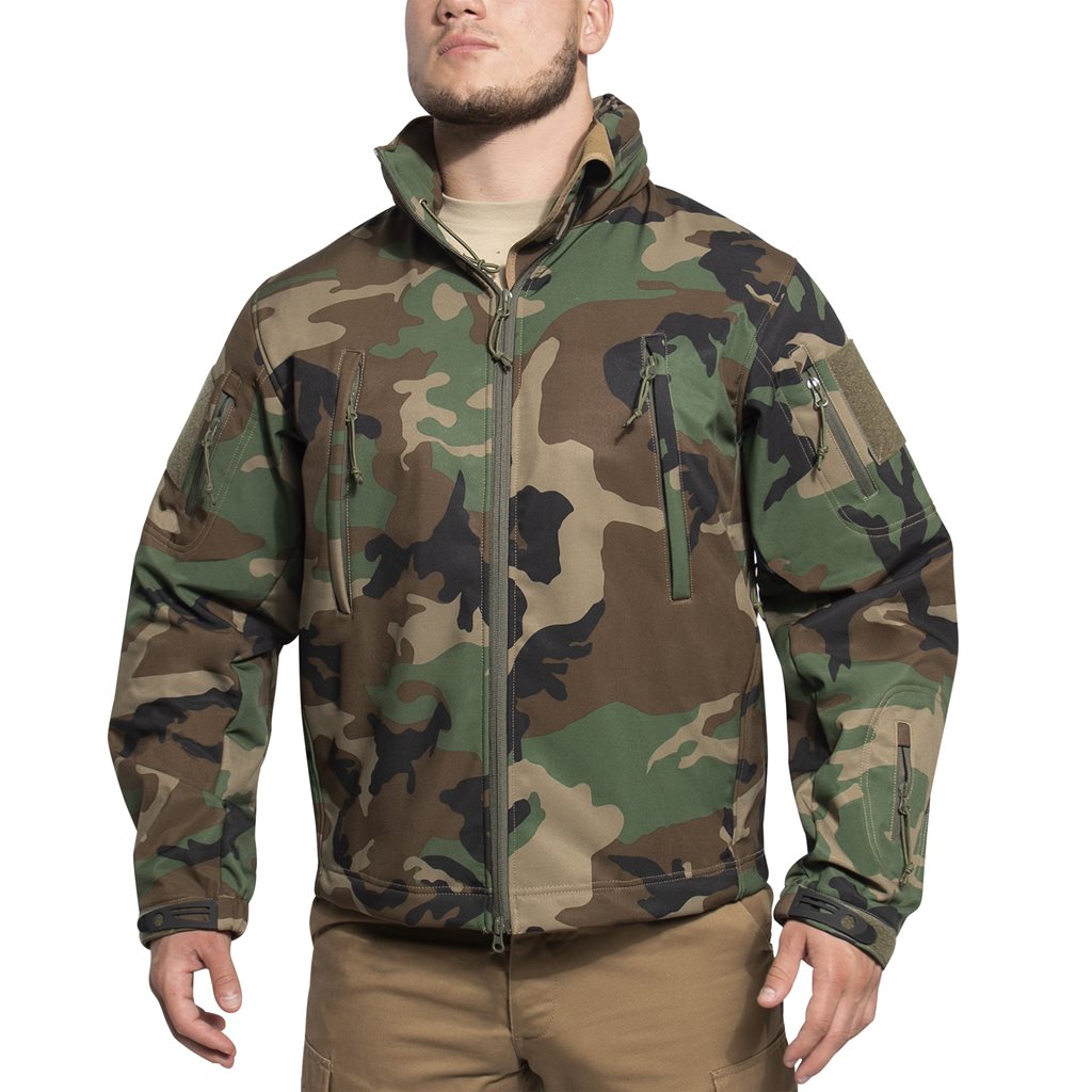 Chaqueta CONCEALED CARRY softshell Woodland con capucha, bolsillos interiores para cargadores