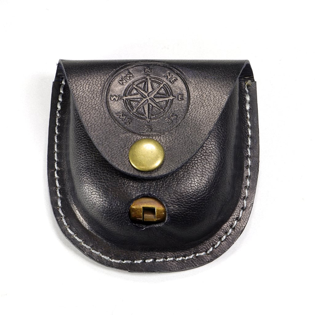 Brújula de bolsillo de latón con funda de cuero y rosa de los vientos grabada.