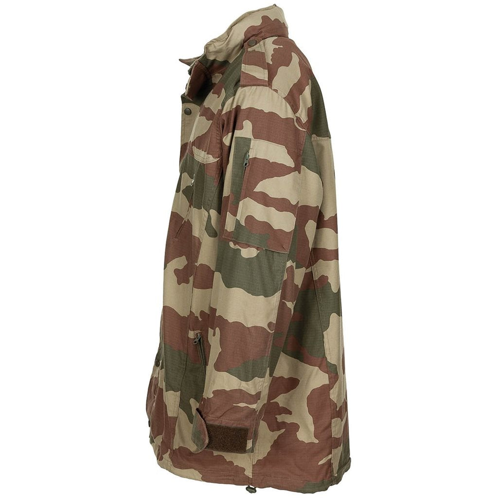 Chaqueta turca Rip-Stop Woodland usada con capucha y forro desmontable