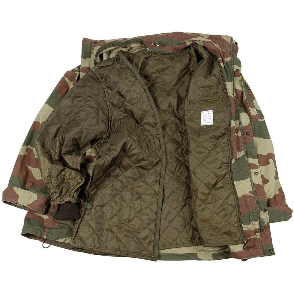 Chaqueta turca Rip-Stop Woodland usada con capucha y forro desmontable