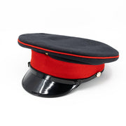 Gorra brigadýrka británica azul oscuro y roja usada, vista frontal