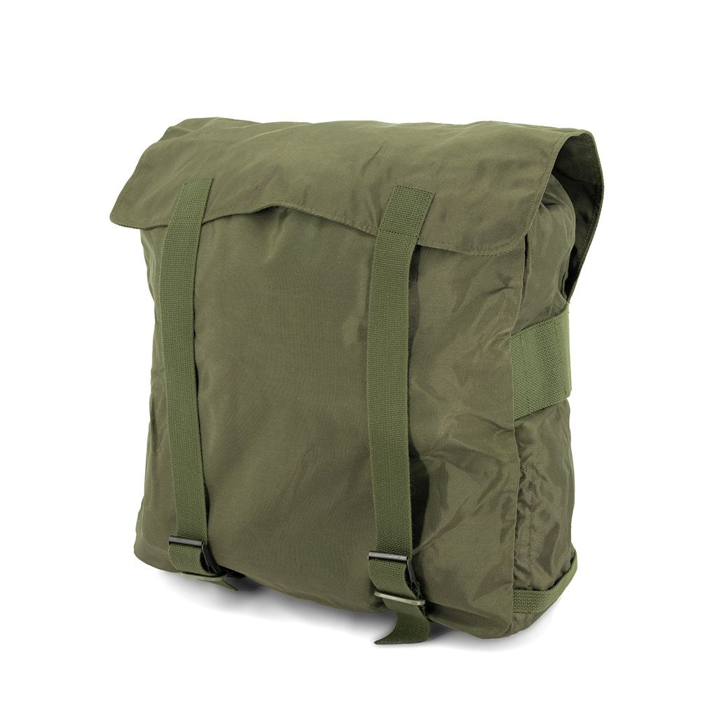 Mochila de campaña austriaca pequeña en nylon verde usada
