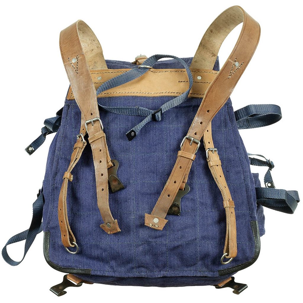 Mochila militar rumana de lona azul usada con correas de cuero