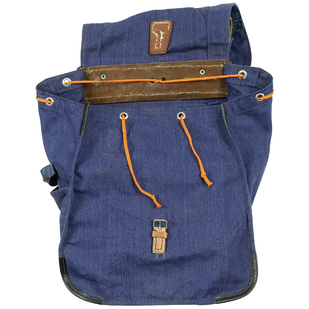 Mochila militar rumana de lona azul usada con correas de cuero