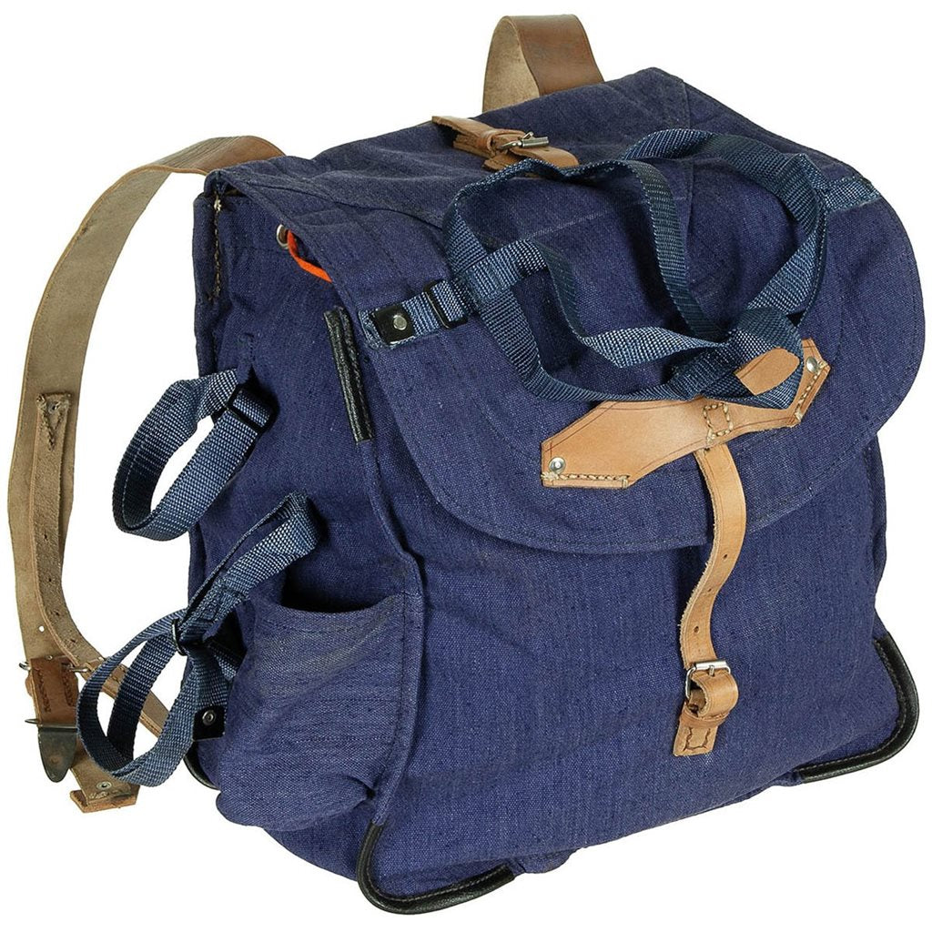 Mochila militar rumana de lona azul usada con correas de cuero