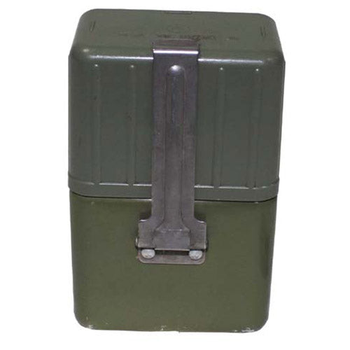 Cantimplora yugoslava verde con bebedero y vaso. Plástico; bebedero interior de aluminio