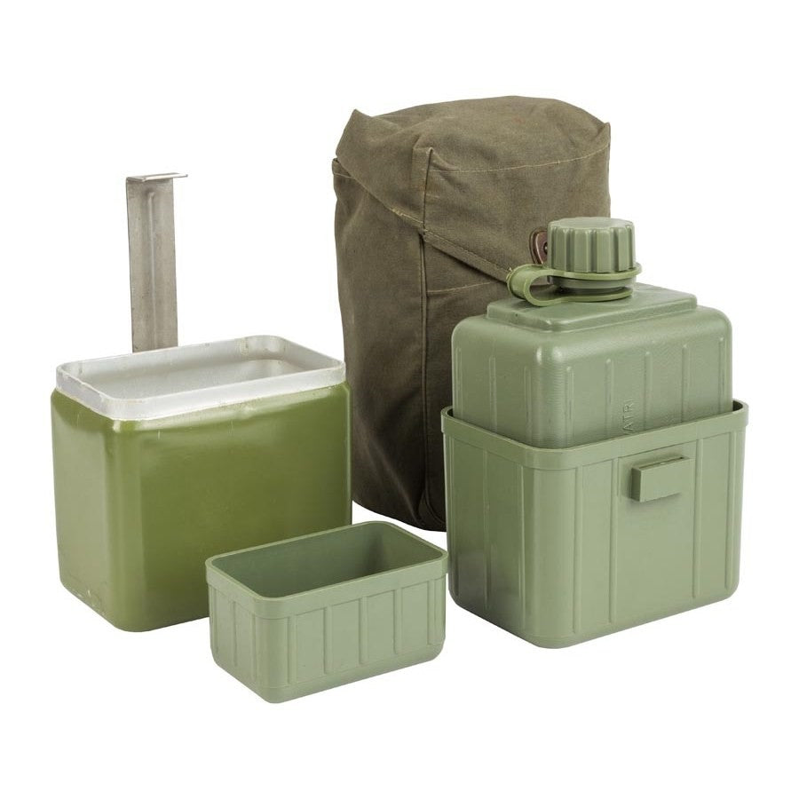 Cantimplora yugoslava verde con bebedero y vaso. Plástico; bebedero interior de aluminio