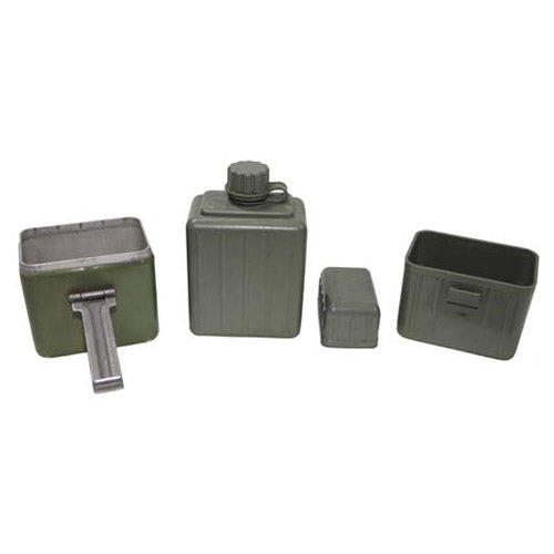 Cantimplora yugoslava verde con bebedero y vaso. Plástico; bebedero interior de aluminio