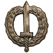Insignia distintiva ČSLA con espada y okružím (detalle frontal)