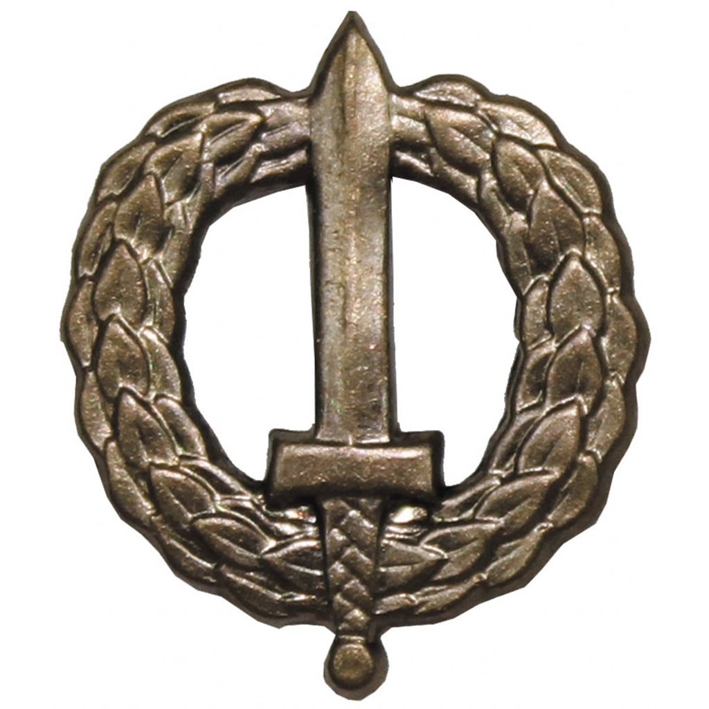 Insignia distintiva ČSLA con espada y okružím (detalle frontal)