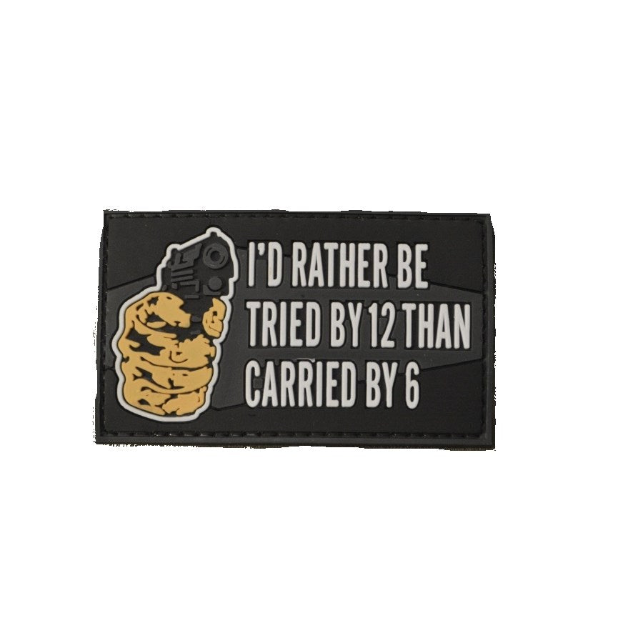 Parche PVC con velcro y texto 'I'D RATHER BE TRIED BY 12 THAN CARRIED BY 6' 83x50 mm
