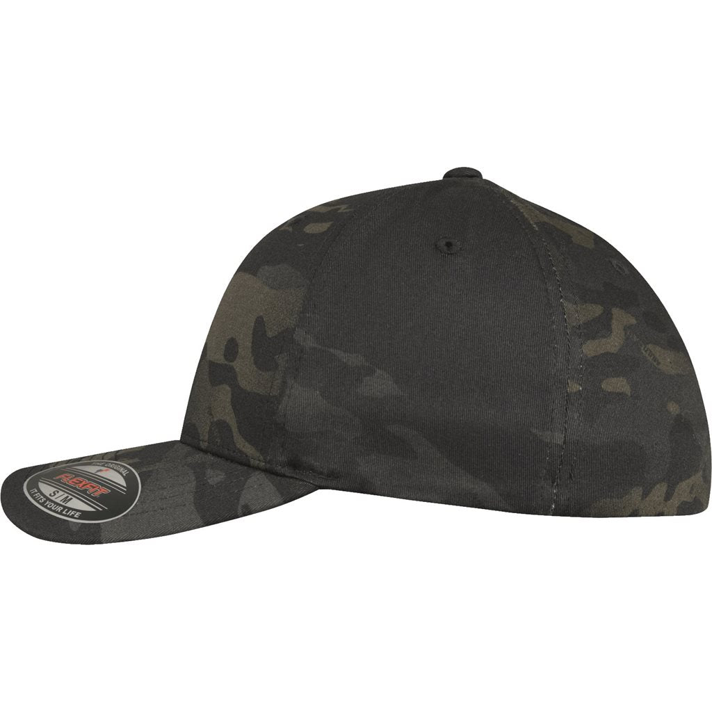Gorra FLEXFIT MULTICAM Black negra con orificios de ventilación y costuras triples