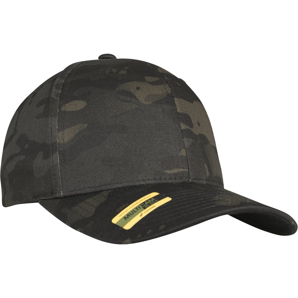 Gorra FLEXFIT MULTICAM Black negra con orificios de ventilación y costuras triples