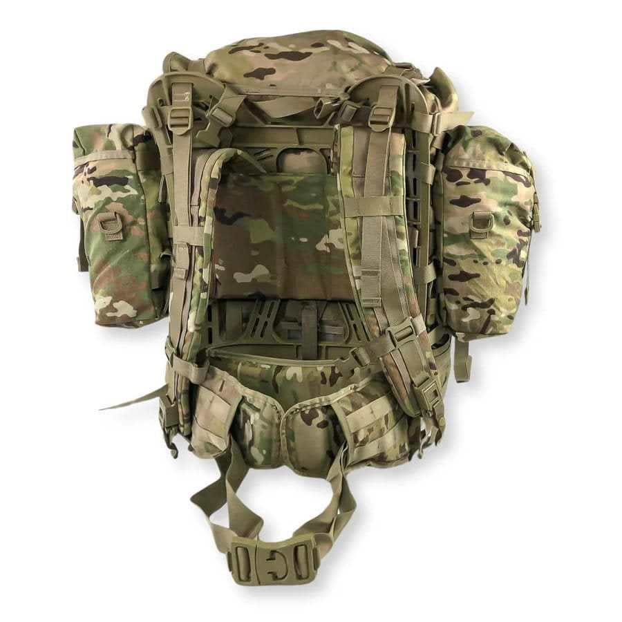 Mochila MOLLE II usada con armazón Pack System en camuflaje MultiCam®