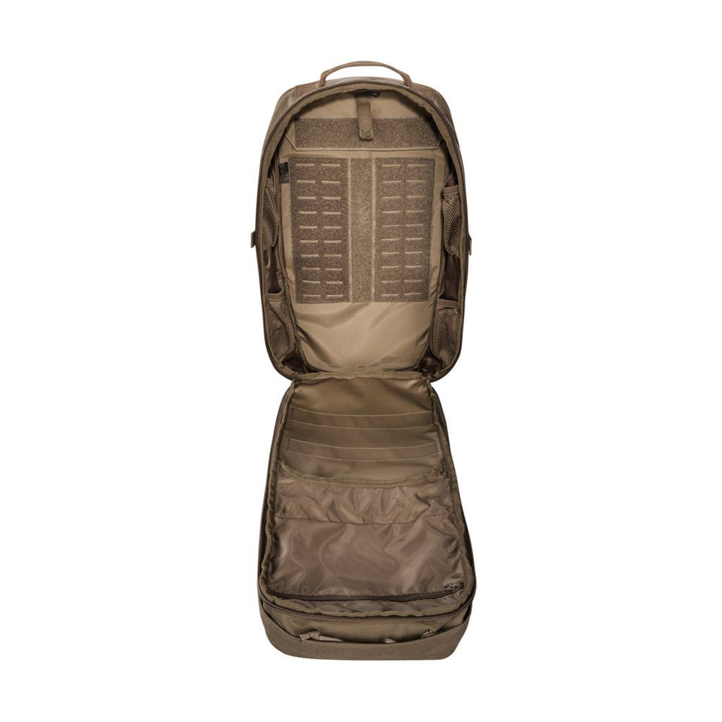 Mochila Modular Combat Pack 22 L Coyote con dos bolsillos exteriores y sistema modular