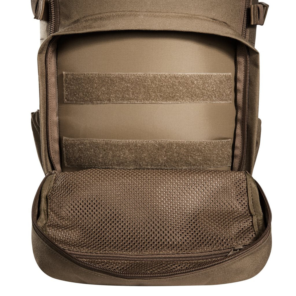 Mochila Modular Combat Pack 22 L Coyote con dos bolsillos exteriores y sistema modular