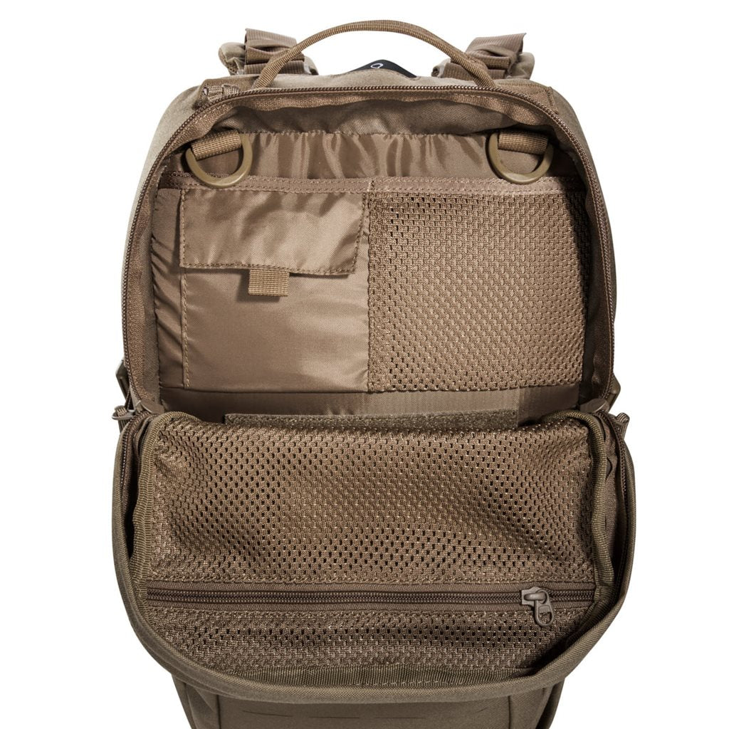 Mochila Modular Combat Pack 22 L Coyote con dos bolsillos exteriores y sistema modular