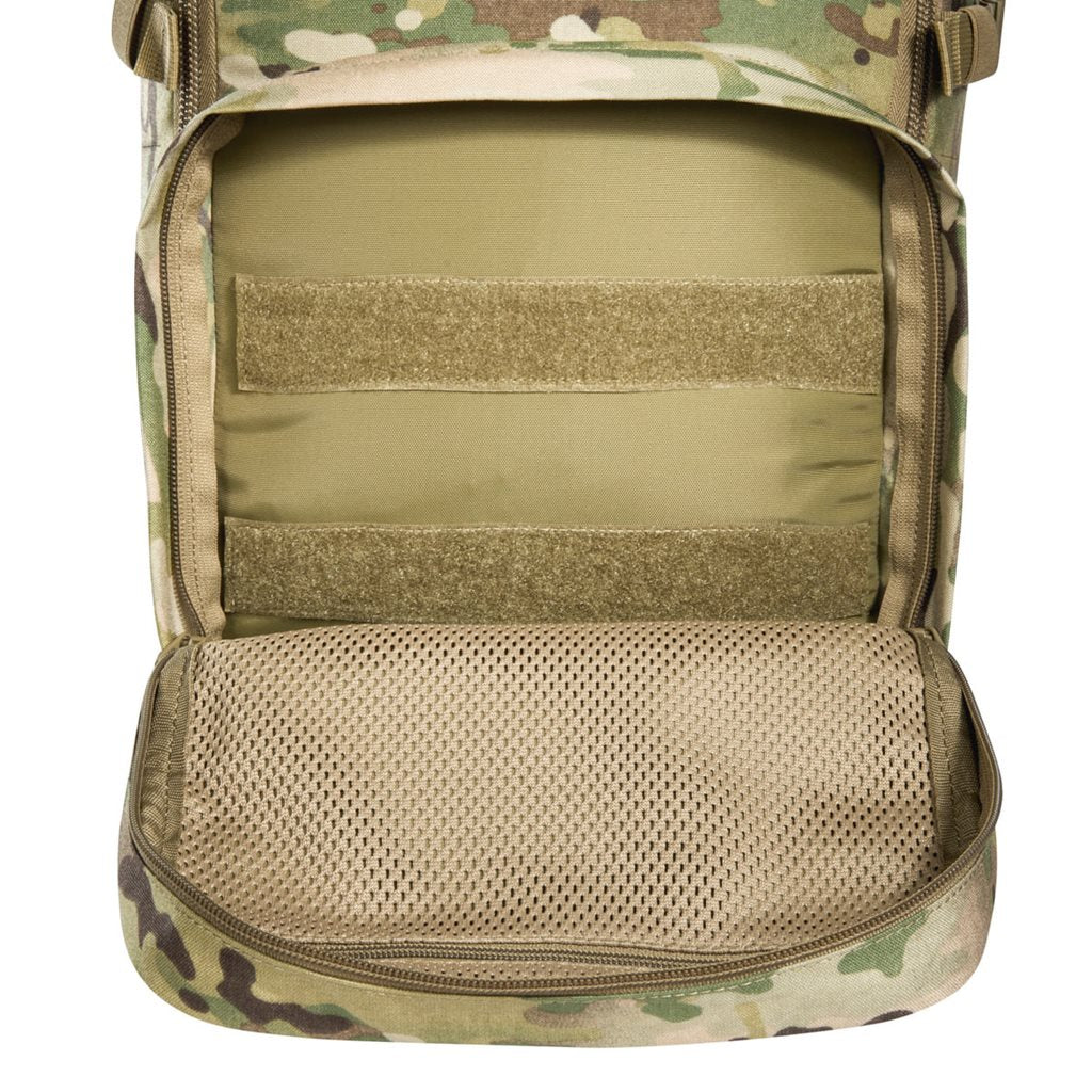 Mochila modular Combat Pack 22 L con dos bolsillos exteriores y apertura total del compartimento