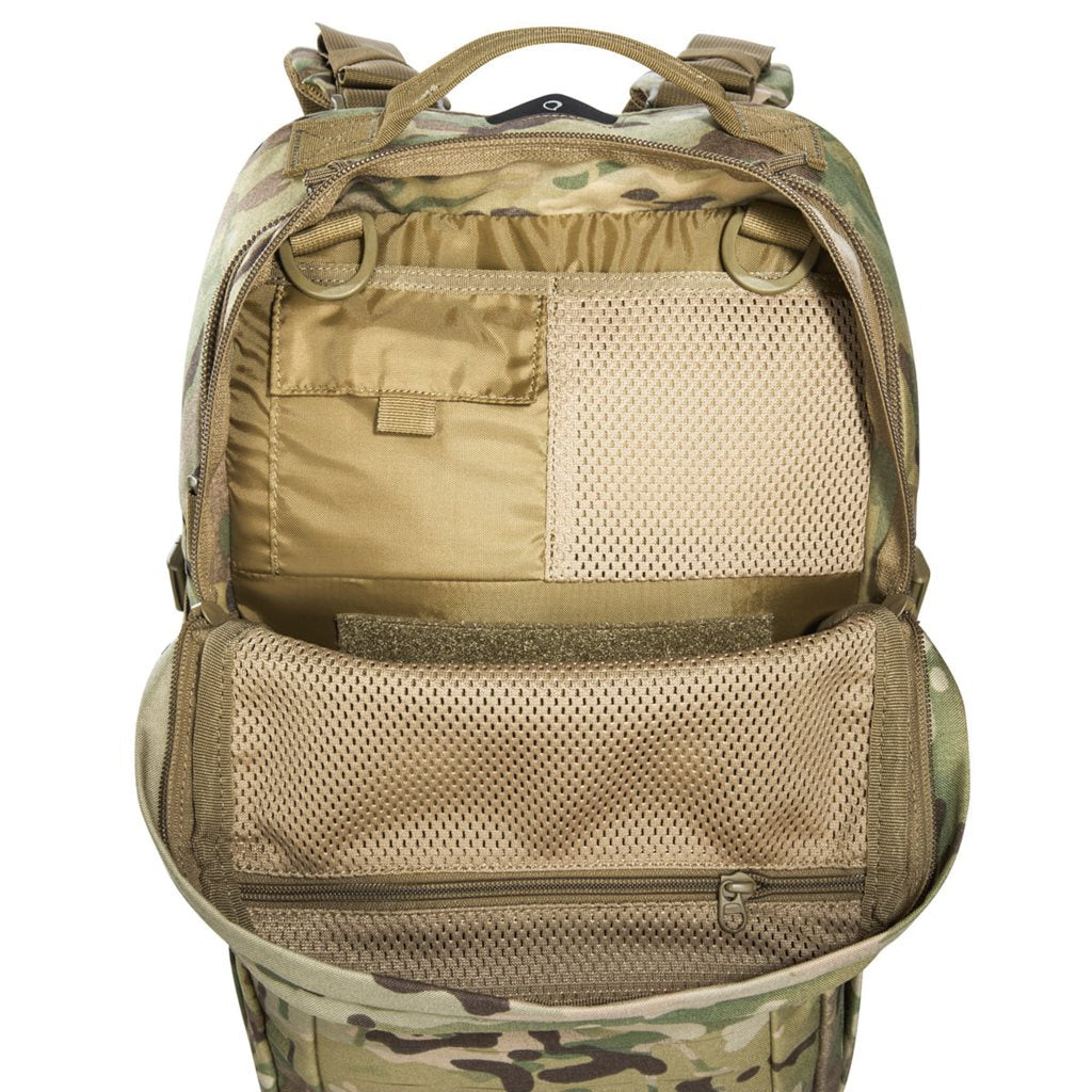 Mochila modular Combat Pack 22 L con dos bolsillos exteriores y apertura total del compartimento