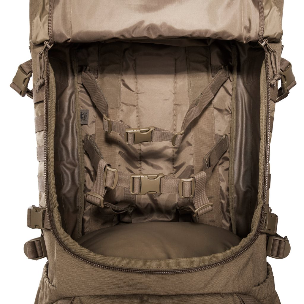 Mochila MIL OPS Pack 80+24 L COYOTE mostrando el gran acceso frontal y compartimentos separados