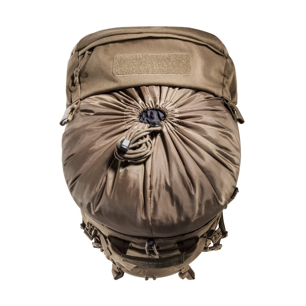 Mochila MIL OPS Pack 80+24 L COYOTE mostrando el gran acceso frontal y compartimentos separados