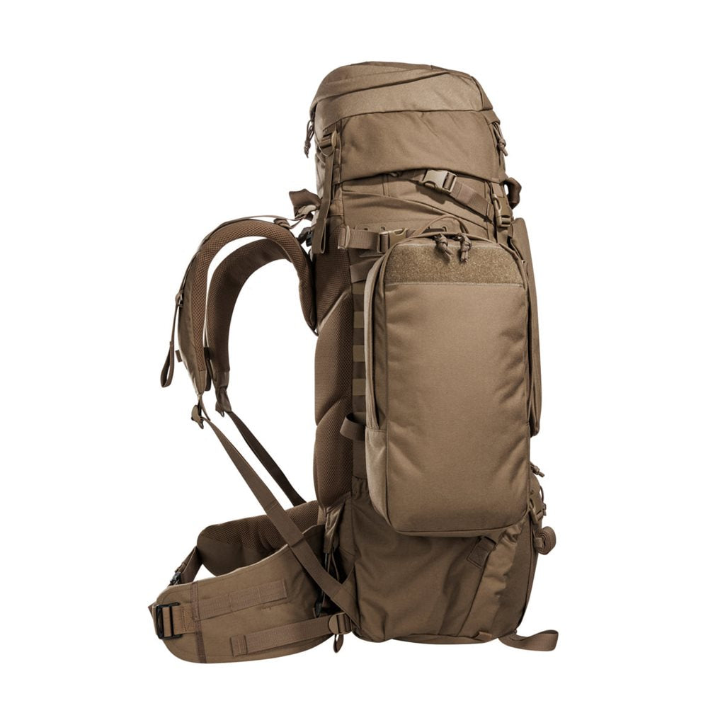 Mochila MIL OPS Pack 80+24 L COYOTE mostrando el gran acceso frontal y compartimentos separados