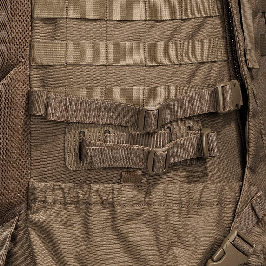 Mochila MIL OPS Pack 80+24 L COYOTE mostrando el gran acceso frontal y compartimentos separados